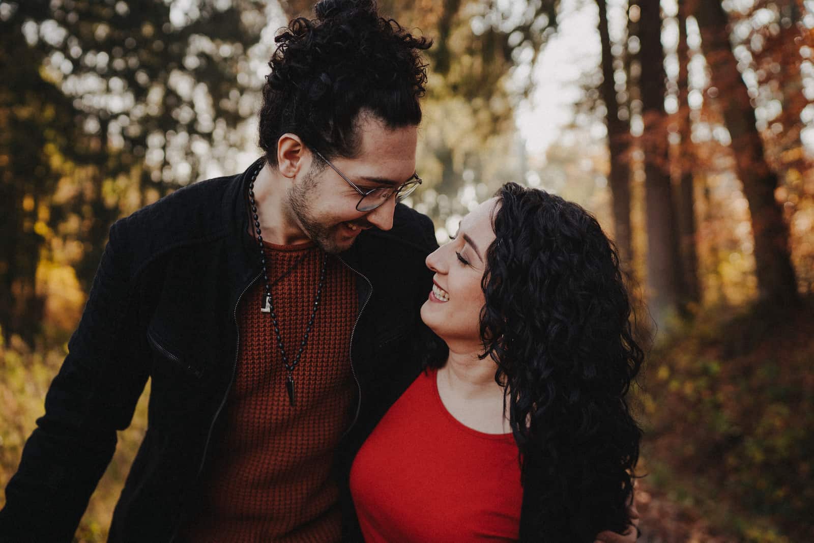 Paar-Shooting in Cleversulzbach mit natürlichem Licht und emotionalen Momenten, fotografiert vom Eventfotografen Niklas Hesser.