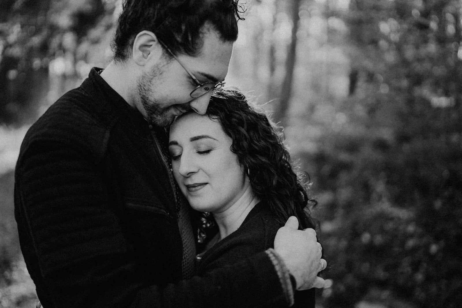 Paar-Shooting in Cleversulzbach vom Fotografen Niklas Hesser, der natürliche und emotionale Momente einfängt.