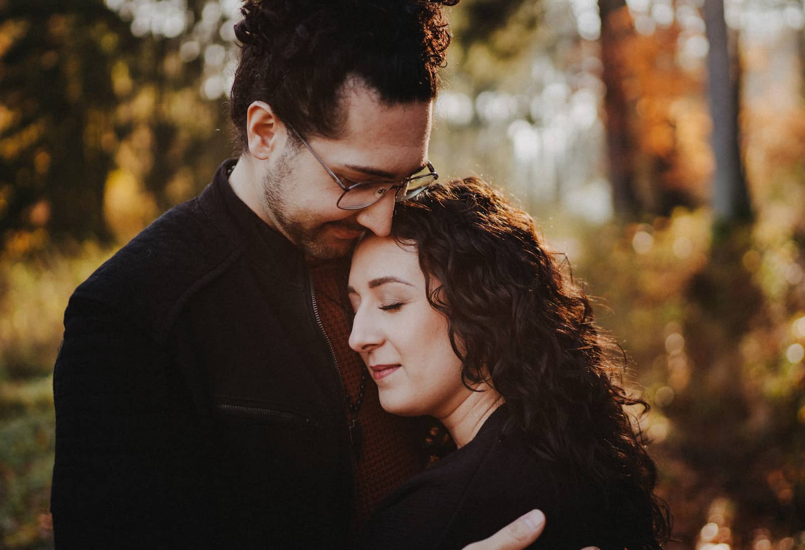 Paar-Fotoshooting in Cleversulzbach mit natürlichem Licht und emotionalem Moment, fotografiert vom Eventfotografen Niklas Hesser.