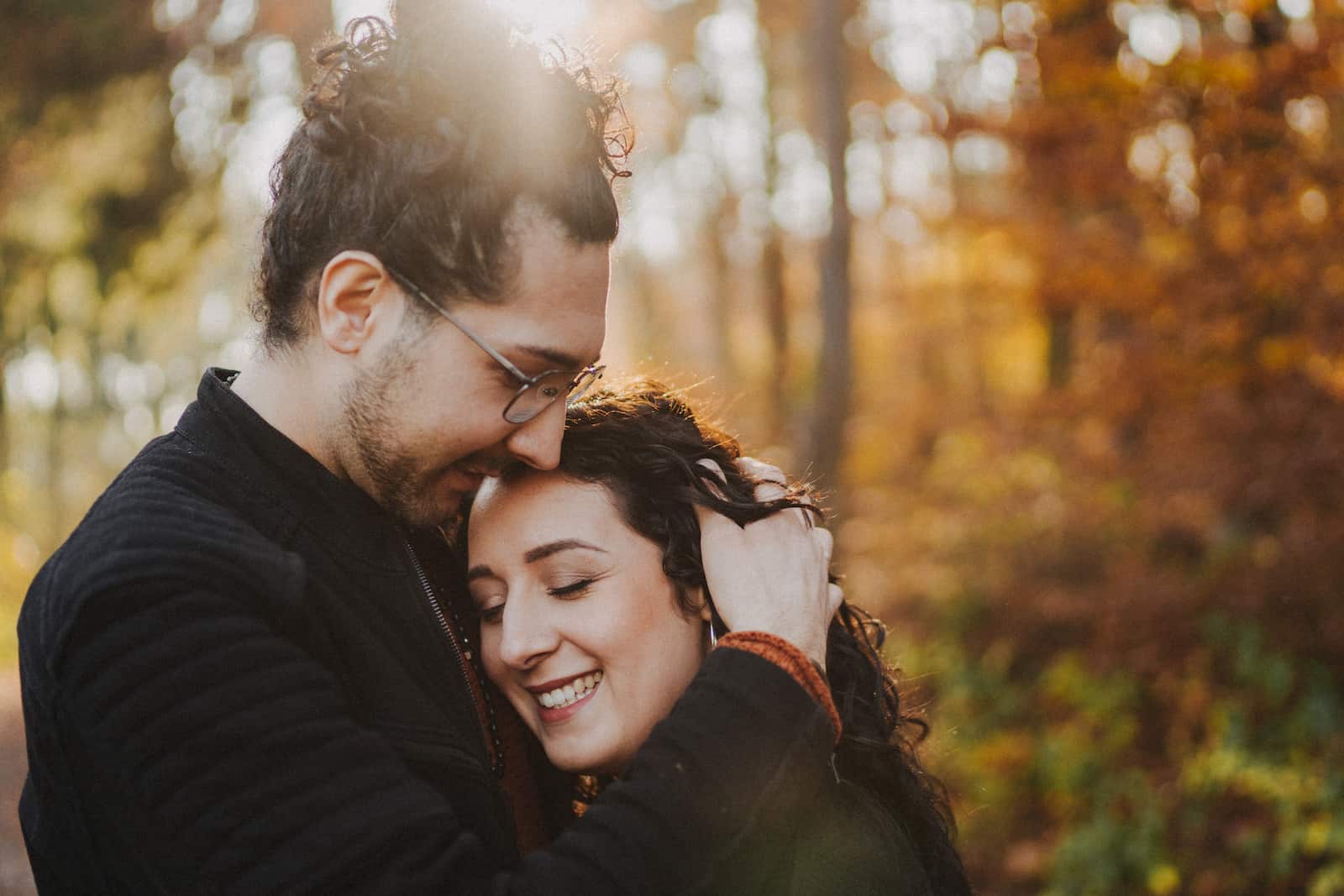 Paarfotoshooting in Cleversulzbach mit natürlichem Licht und emotionalen Momenten