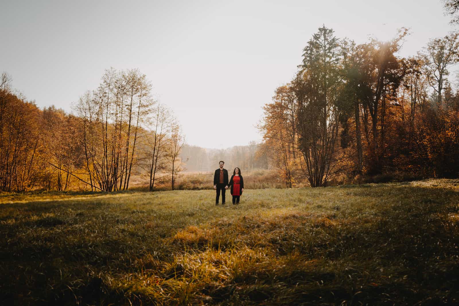 Paar-Fotoshooting in Cleversulzbach bei Sonnenuntergang, fotografiert vom Eventfotografen Niklas Hesser