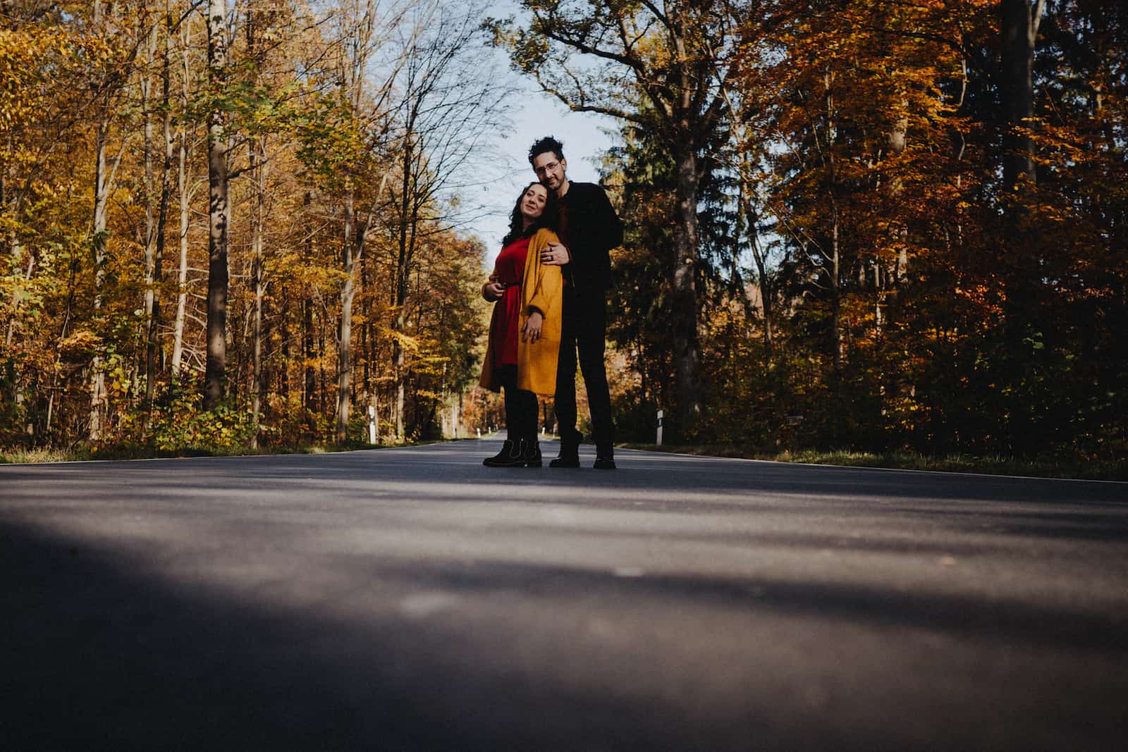 Paar-Fotoshooting im Herbstwald bei Cleversulzbach, fotografiert vom Eventfotografen Niklas Hesser.