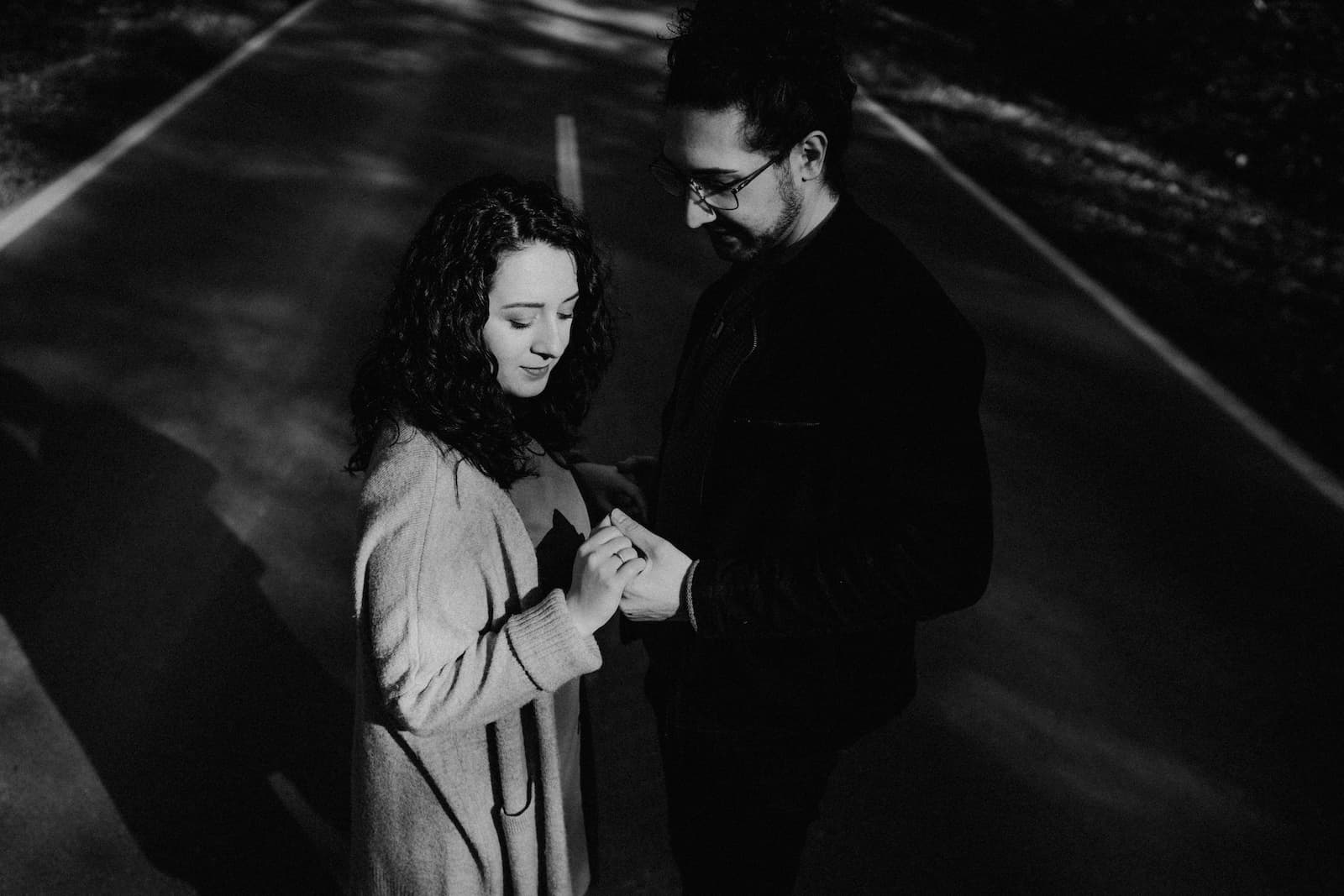 Paar-Fotoshooting in Cleversulzbach mit Fokus auf natürliche Momente, fotografiert vom Eventfotografen Niklas Hesser.