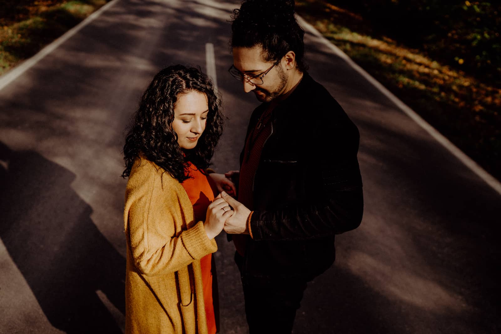 Paarfotoshooting in Cleversulzbach mit natürlichem Licht und emotionalen Momenten, fotografiert vom Eventfotografen Niklas Hesser.