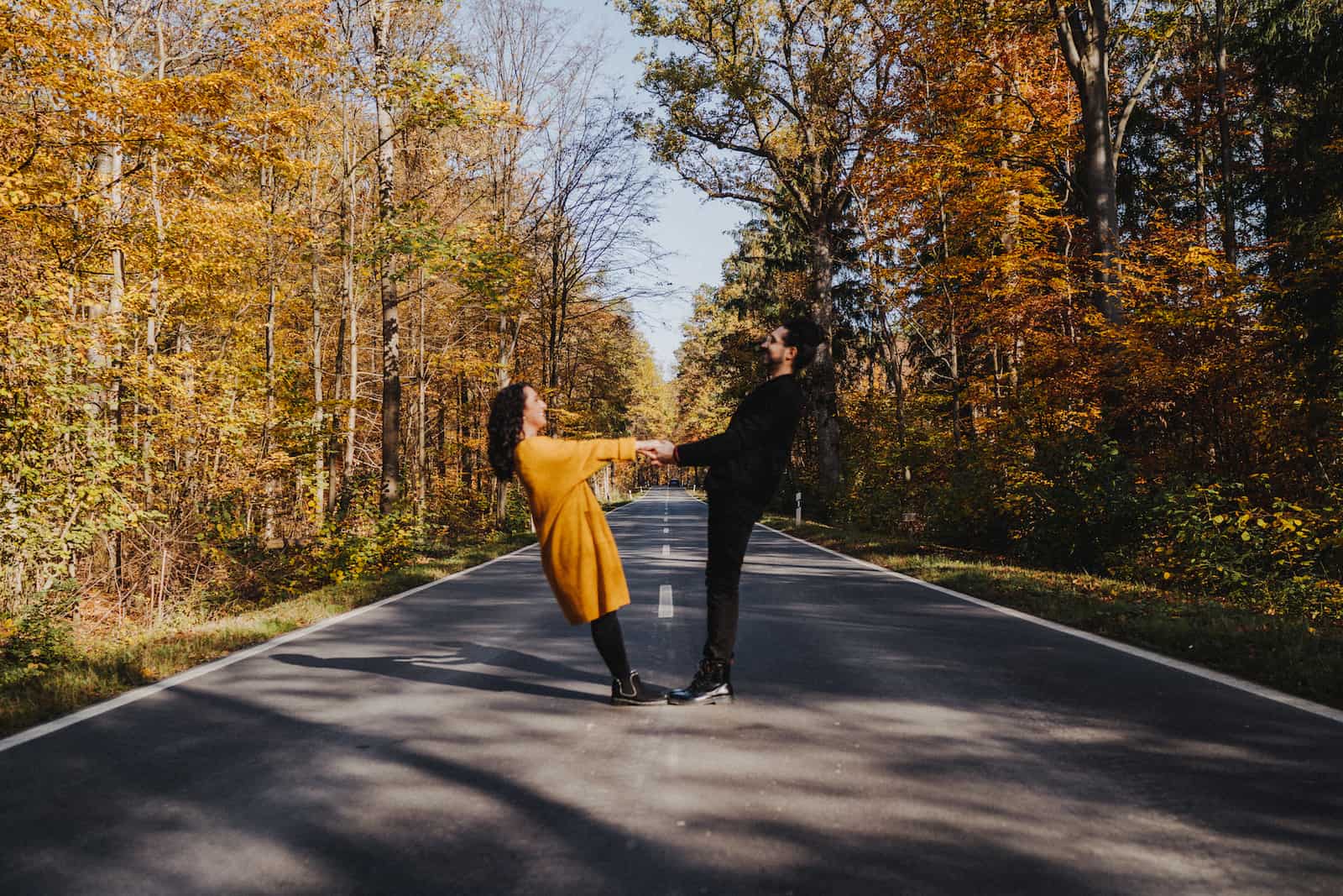 Paar-Fotoshooting im Herbstwald bei Cleversulzbach, fotografiert vom Eventfotografen Niklas Hesser
