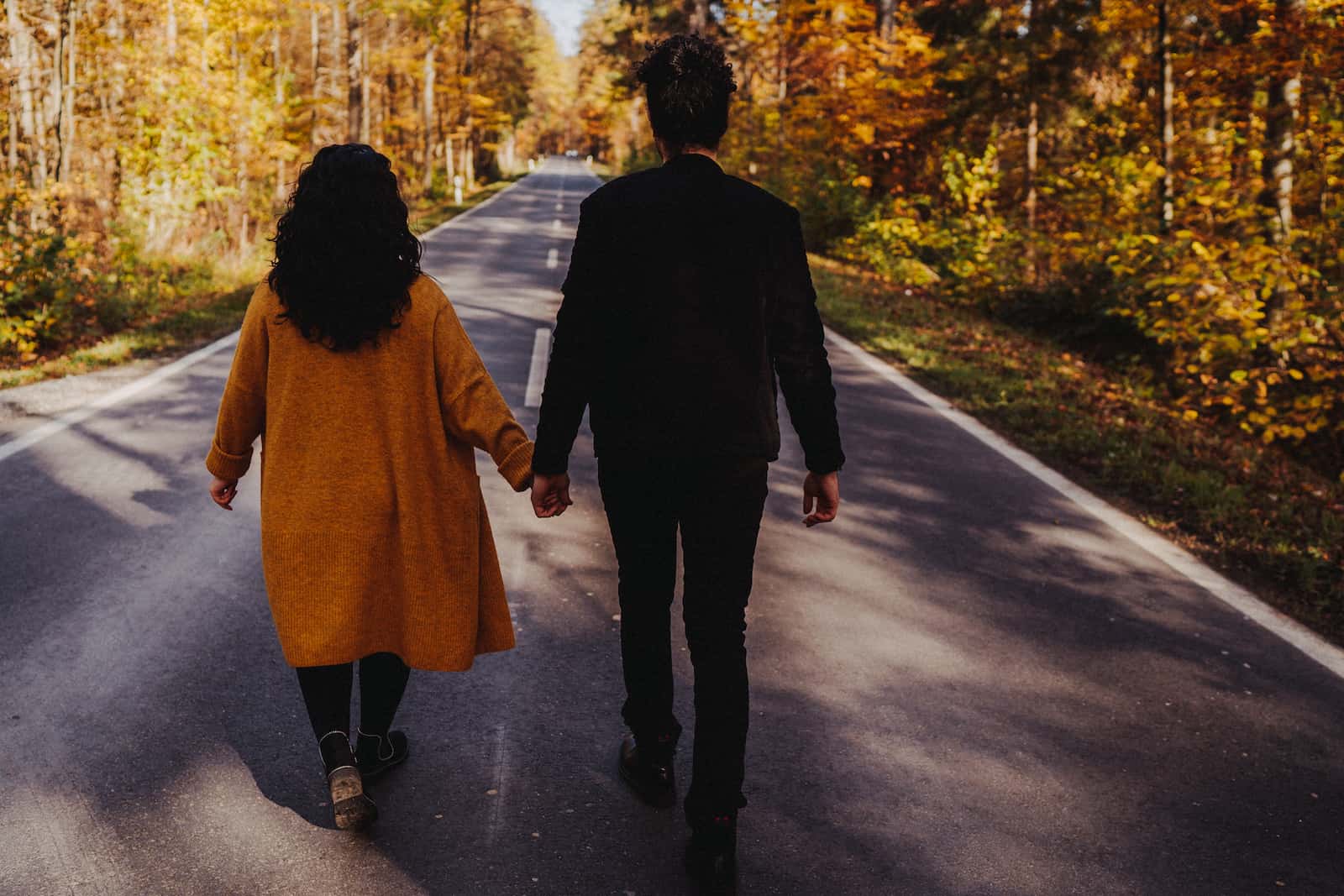 Paar beim Fotoshooting in Cleversulzbach im Herbst, fotografiert vom Eventfotografen Niklas Hesser