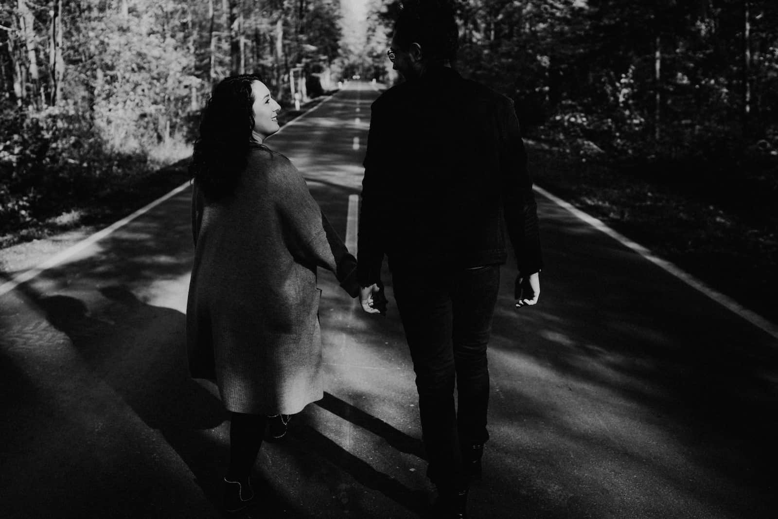 Paar beim Fotoshooting in Cleversulzbach, aufgenommen vom Fotografen Niklas Hesser, Paar Fotoshooting Heilbronn