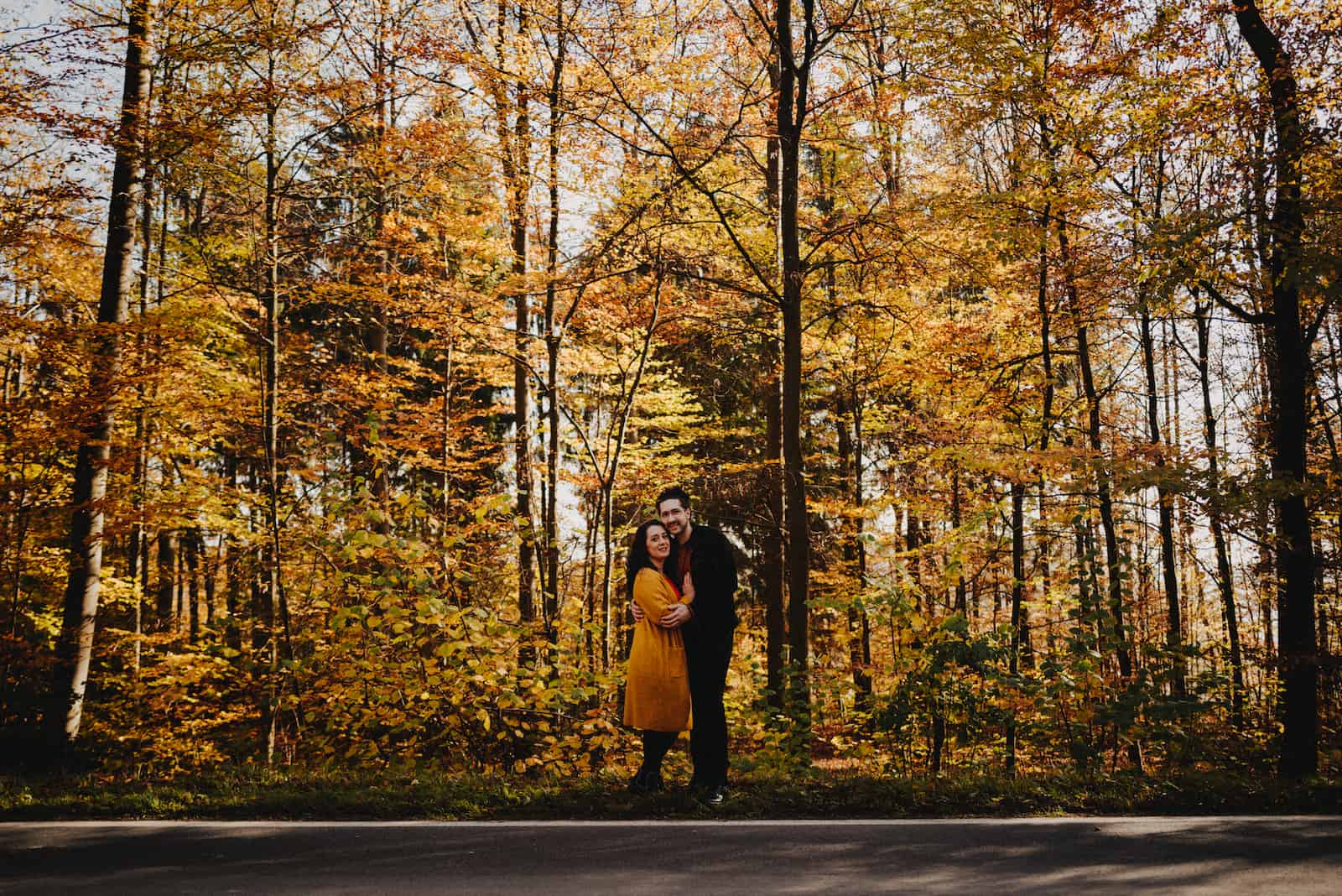 Paarshooting im herbstlichen Wald bei Cleversulzbach, fotografiert vom Eventfotografen Niklas Hesser