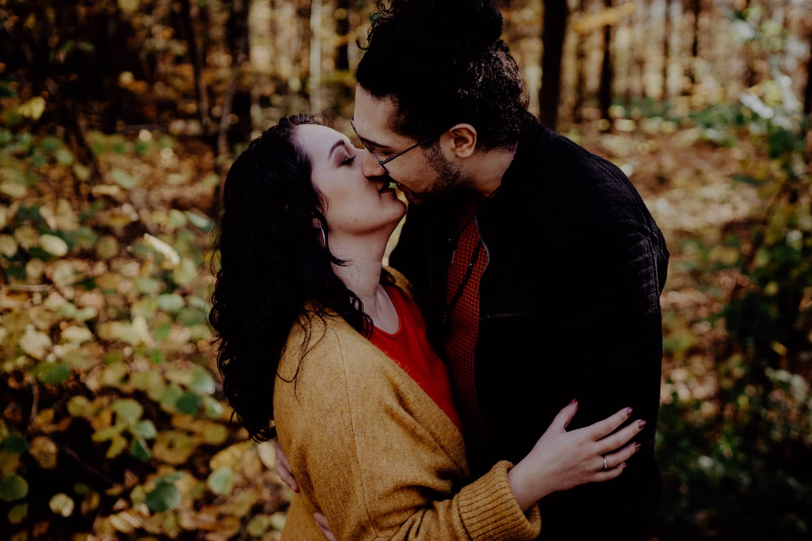 Paarfotoshooting im herbstlichen Wald bei Cleversulzbach, aufgenommen vom Fotografen Niklas Hesser