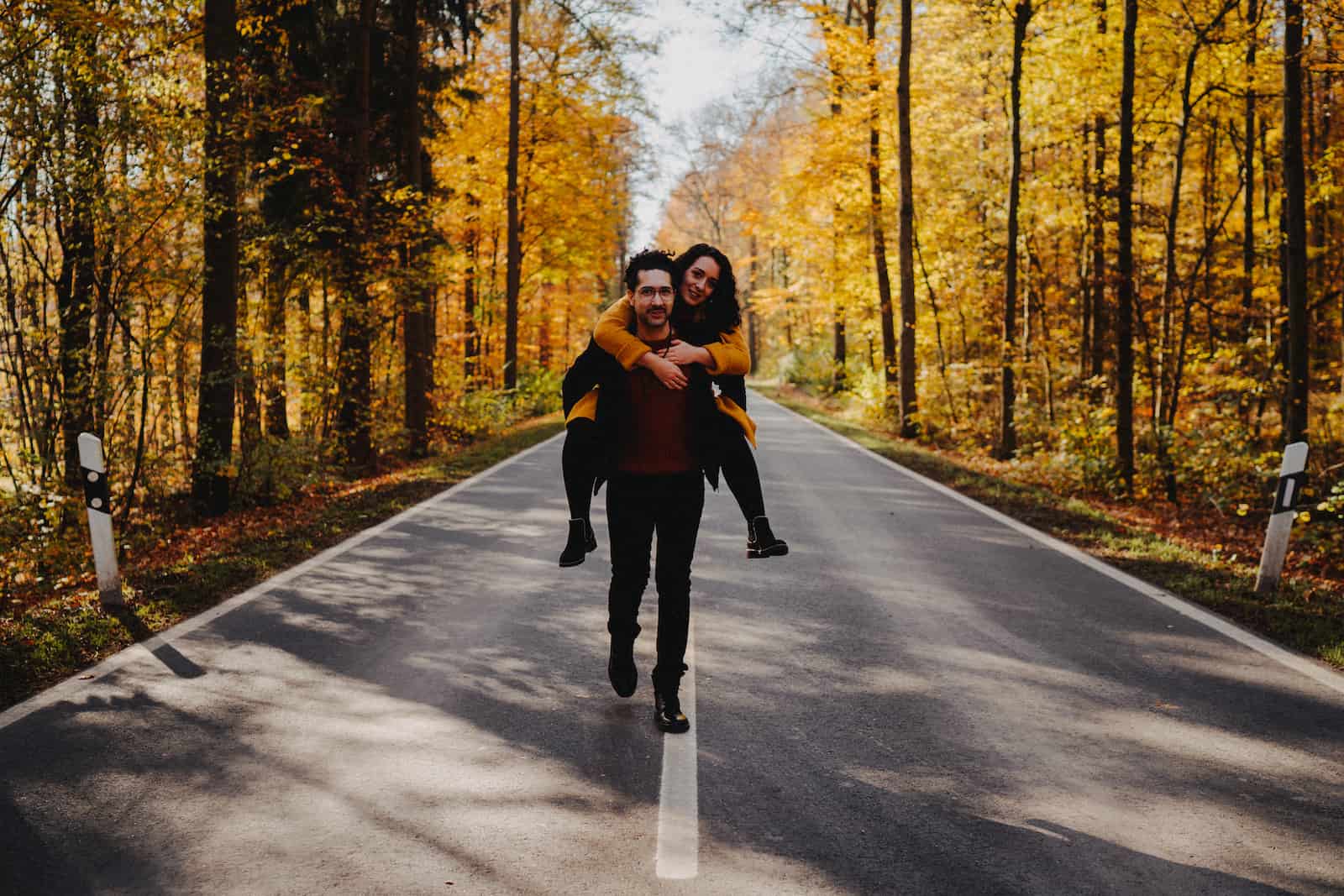 Paar beim Fotoshooting in Cleversulzbach, aufgenommen vom Fotografen Niklas Hesser, mit Fokus auf natürliche Momente und hoher Bildqualität.