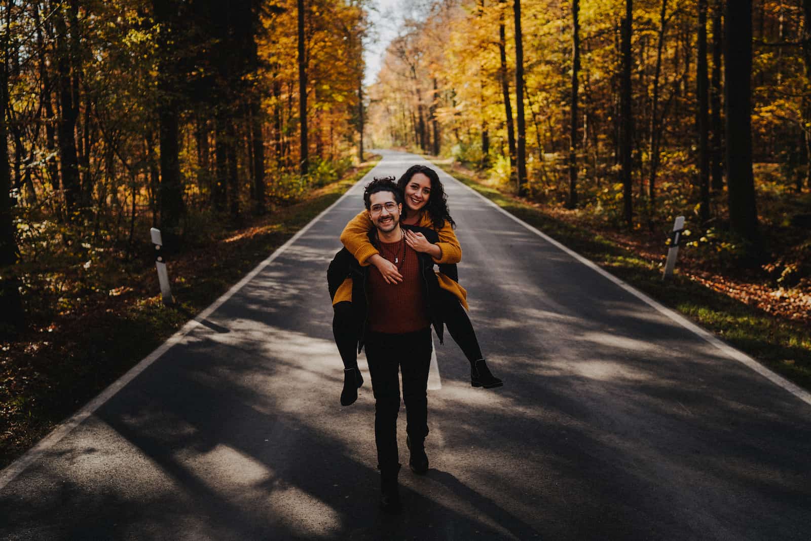 Paar Fotoshooting im Herbstwald bei Cleversulzbach, aufgenommen vom Fotografen Niklas Hesser