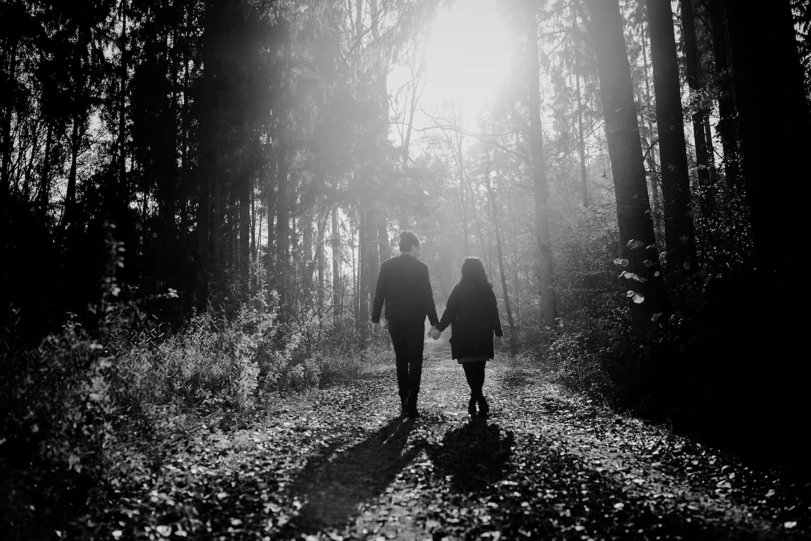 Paar beim Fotoshooting in Cleversulzbach, aufgenommen vom Fotografen Niklas Hesser, der auf Paar Fotoshooting in Heilbronn spezialisiert ist.