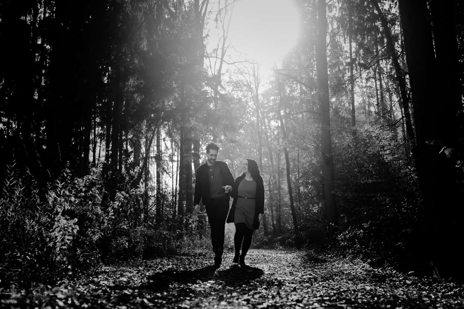 Paar-Fotoshooting im Wald bei Cleversulzbach, aufgenommen vom Fotografen Heilbronn.