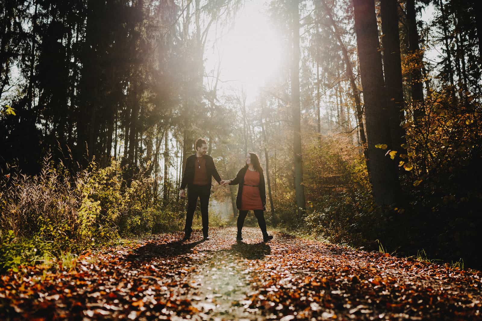 Paar-Fotoshooting im herbstlichen Wald bei Cleversulzbach, fotografiert vom Eventfotografen Niklas Hesser