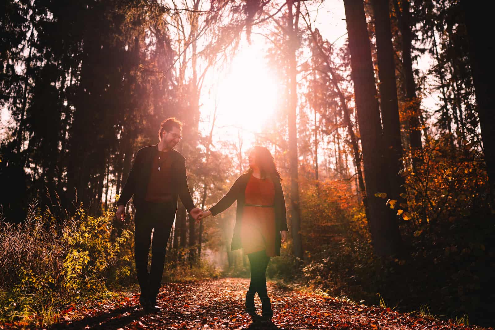 Paar beim Fotoshooting in Cleversulzbach im Herbstwald, fotografiert vom Eventfotografen Niklas Hesser