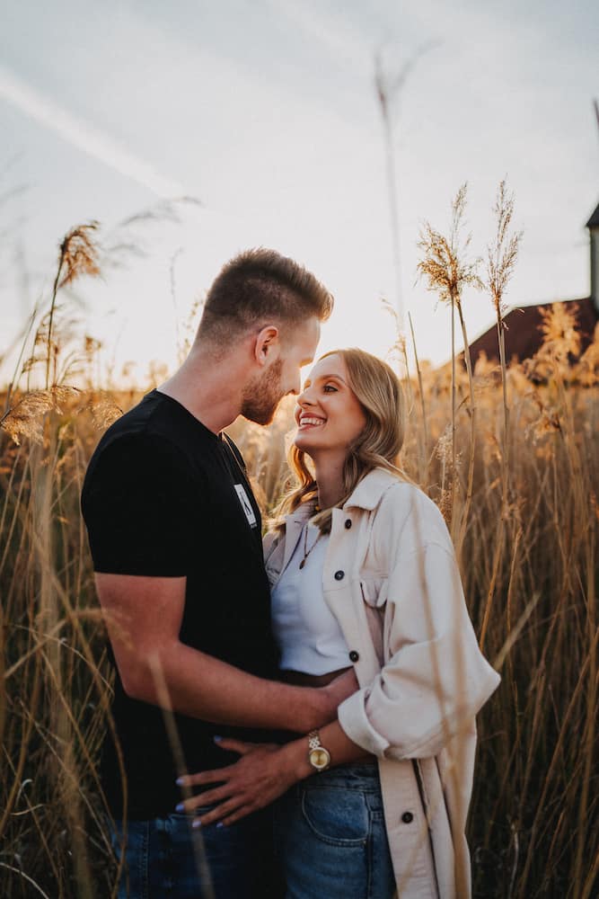 Paar-Shooting in Dahenfeld bei Sonnenuntergang, fotografiert vom Eventfotografen Niklas Hesser, ideal für Paar Fotoshooting Heilbronn.