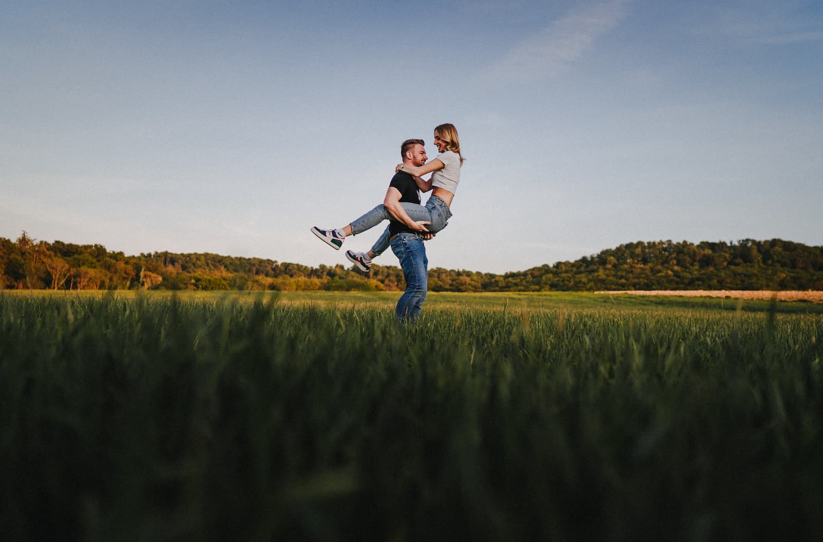 Paar-Shooting in Dahenfeld bei Sonnenuntergang, fotografiert vom Eventfotografen Niklas Hesser