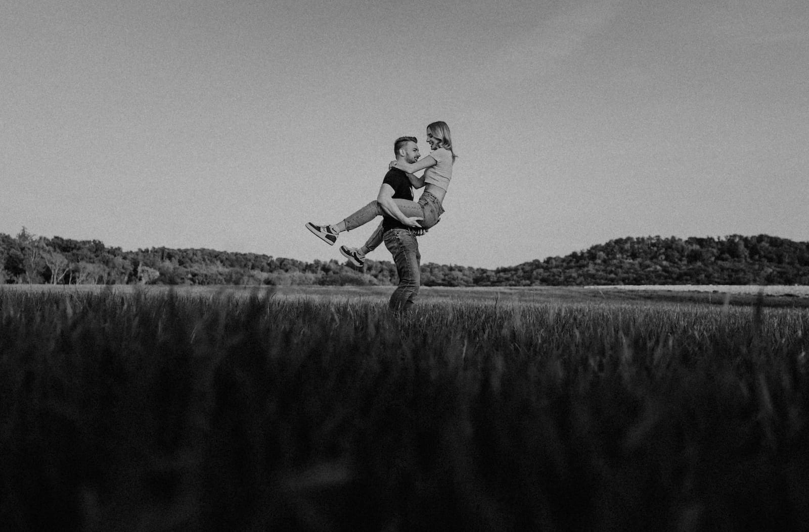 Paar Fotoshooting in Dahenfeld auf einer Wiese, aufgenommen vom Fotografen Niklas Hesser