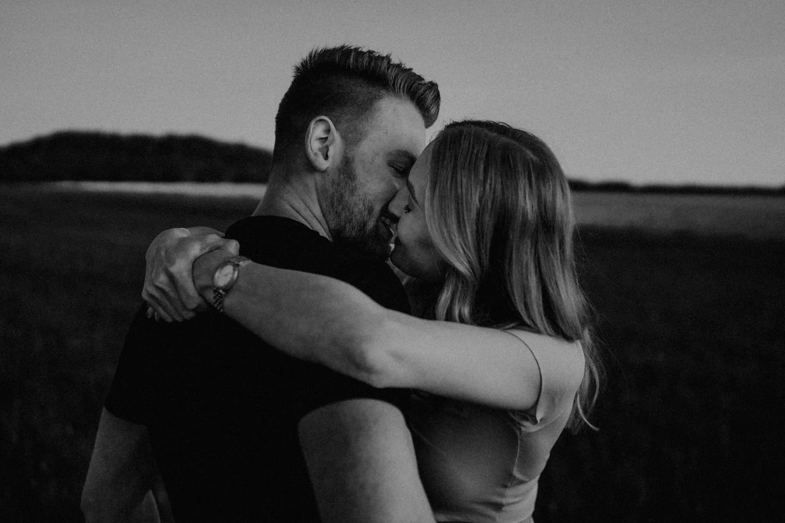 Romantisches Paarshooting in Dahenfeld bei Sonnenuntergang, festgehalten vom Eventfotografen Niklas Hesser