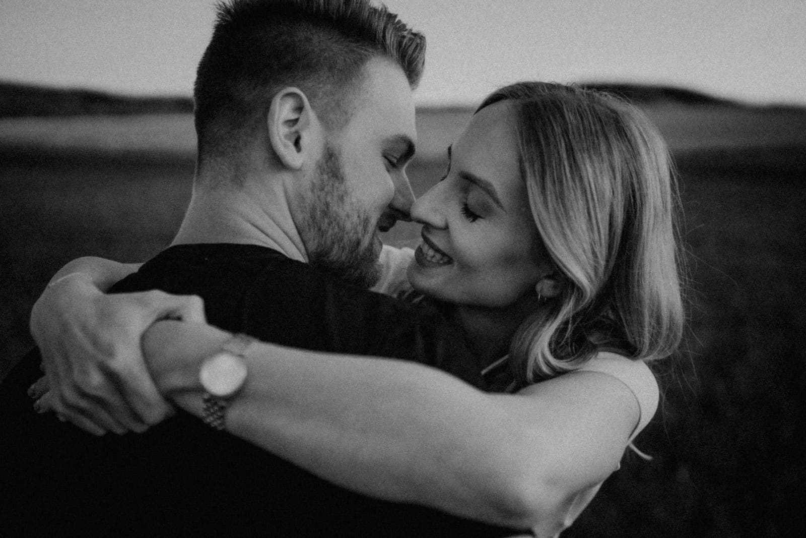 Paar beim Fotoshooting in Dahenfeld, aufgenommen vom Fotografen Heilbronn