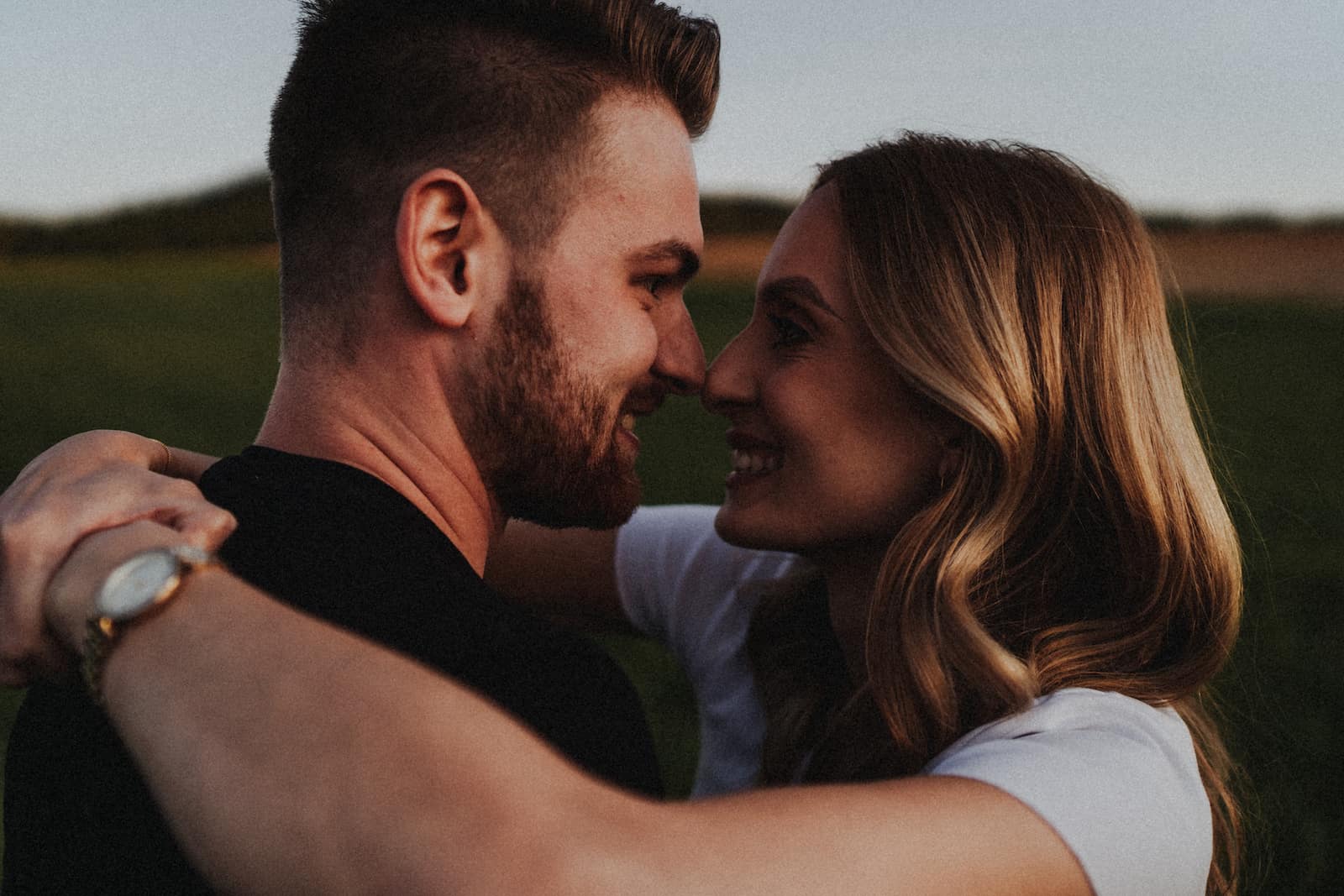 Paarshooting in Dahenfeld bei Sonnenuntergang, fotografiert vom Eventfotografen Niklas Hesser