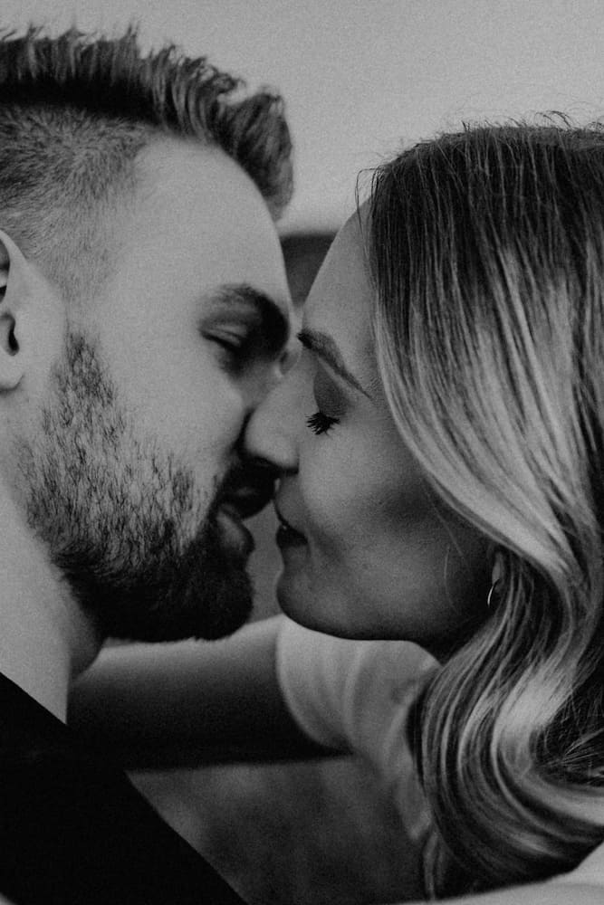 Paar beim Fotoshooting in Dahenfeld, aufgenommen vom Fotografen Niklas Hesser, bekannt für Paar Fotoshooting Heilbronn.