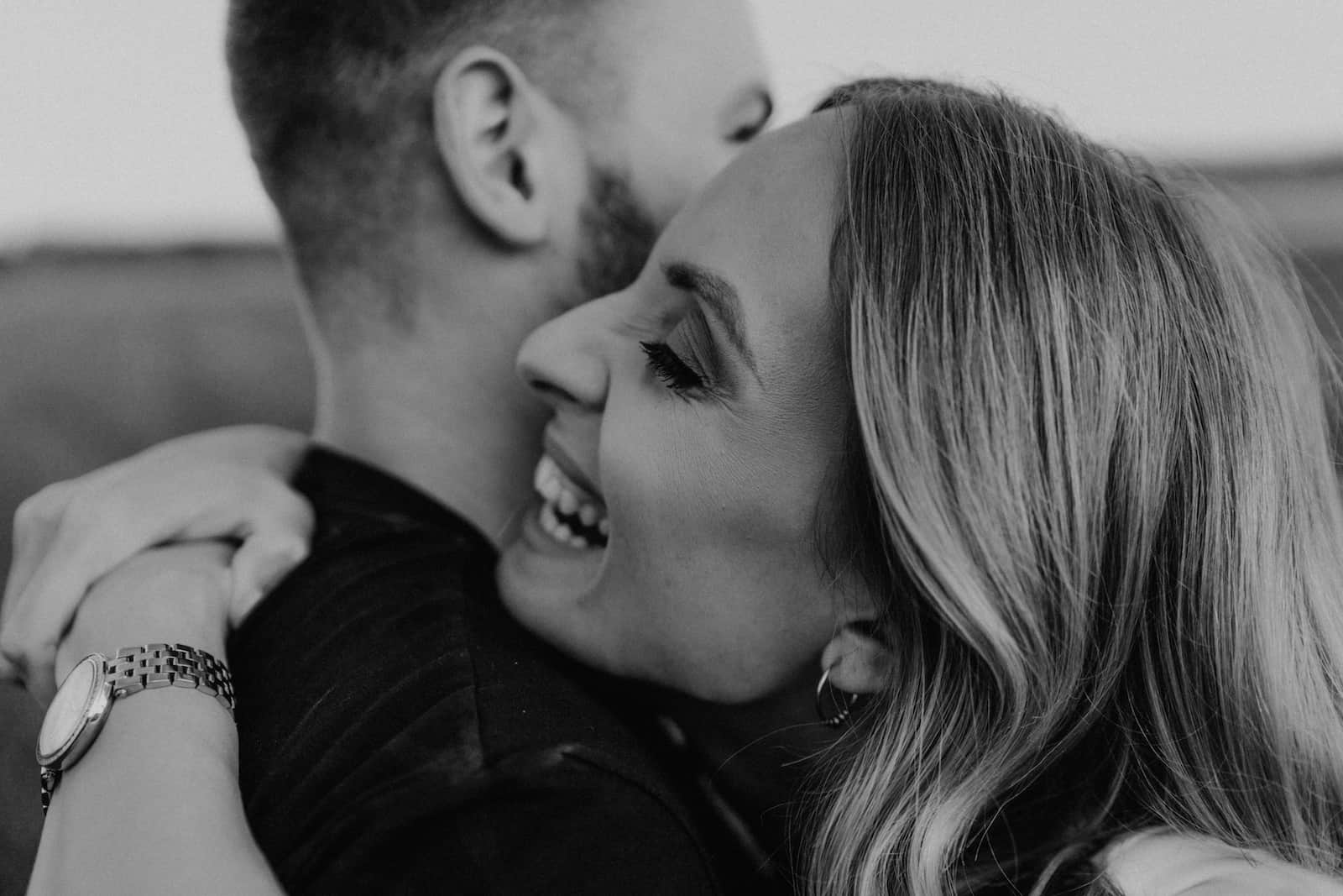 Paarshooting in Dahenfeld mit emotionalem Moment, fotografiert vom Eventfotografen Niklas Hesser