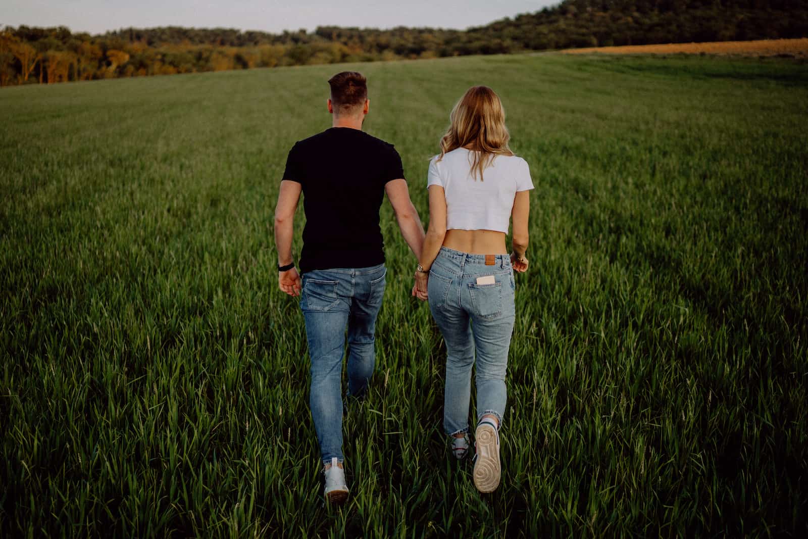 Paar beim Fotoshooting in Dahenfeld, aufgenommen vom Eventfotografen Niklas Hesser, zeigt natürliche und emotionale Momente.