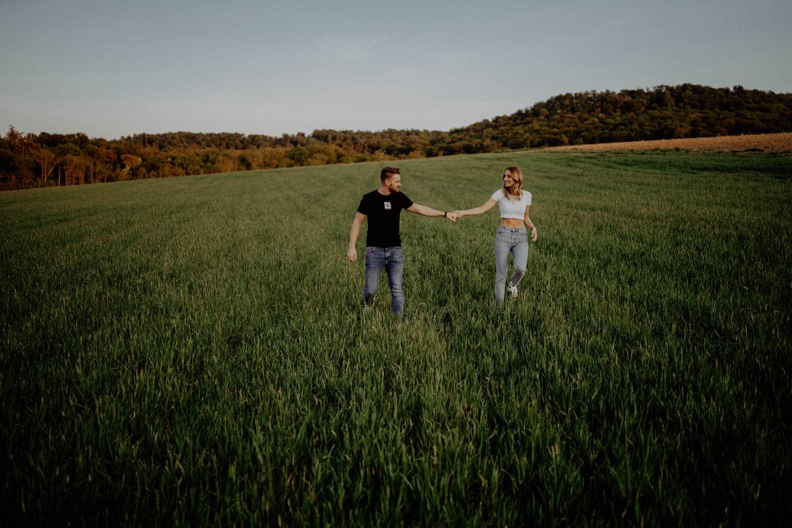 Paar beim Fotoshooting in Dahenfeld, aufgenommen vom Eventfotografen Niklas Hesser
