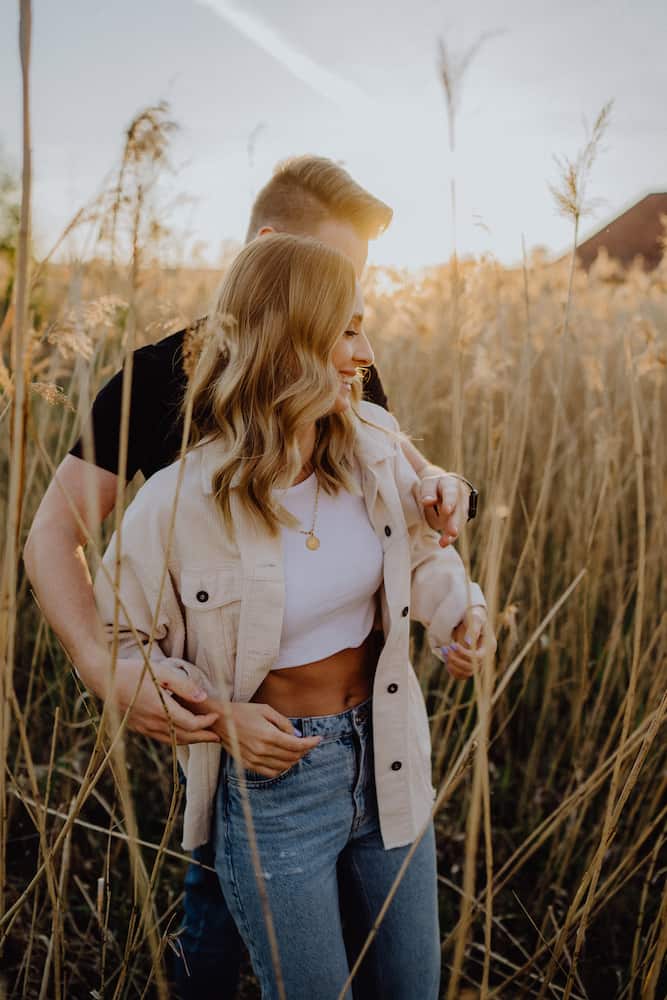 Paar-Fotoshooting in Dahenfeld bei Sonnenuntergang, aufgenommen vom Fotografen Niklas Hesser