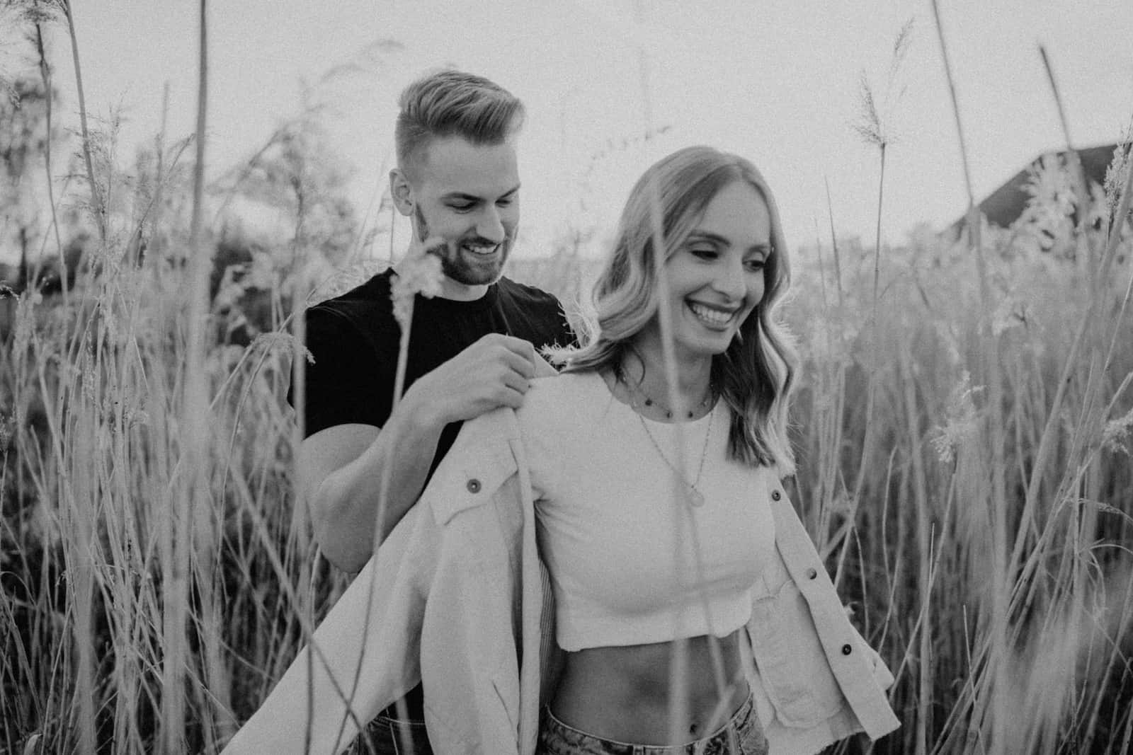 Paar-Fotoshooting in Dahenfeld mit natürlichem, authentischem Stil vom Fotografen Niklas Hesser