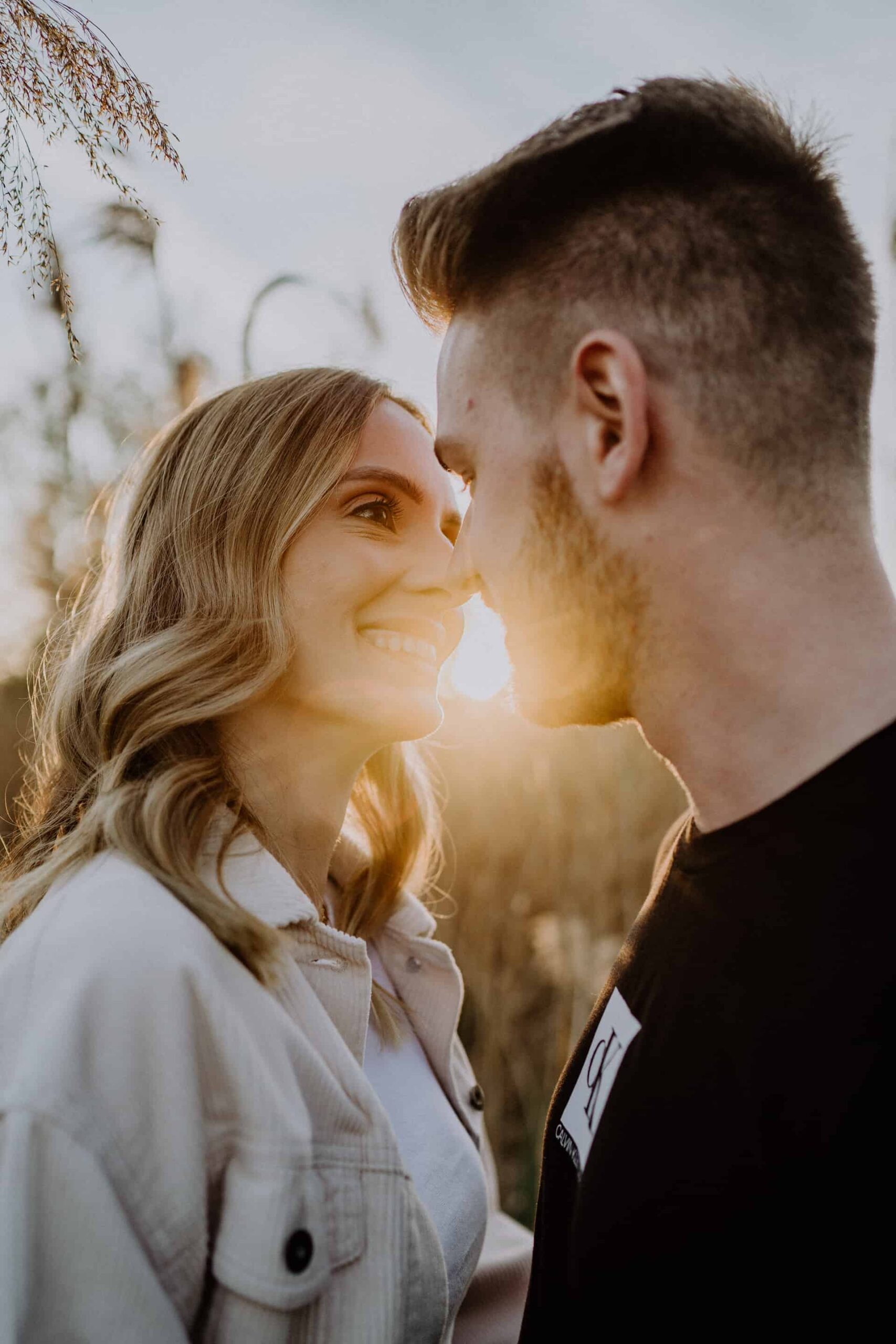 Paarfotoshooting in Dahenfeld bei Sonnenuntergang, aufgenommen vom Fotografen Niklas Hesser.