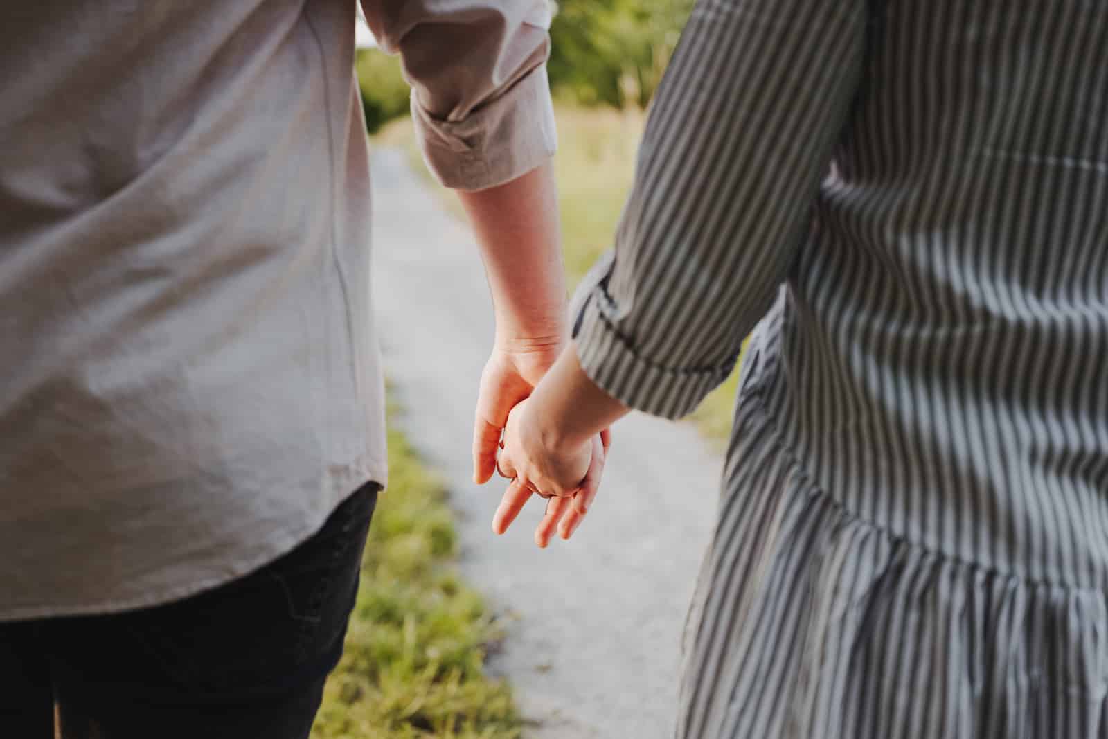 Paar beim Fotoshooting in Neckarsulm, aufgenommen vom Fotografen Niklas Hesser, der auf Paarfotoshooting in Heilbronn spezialisiert ist.