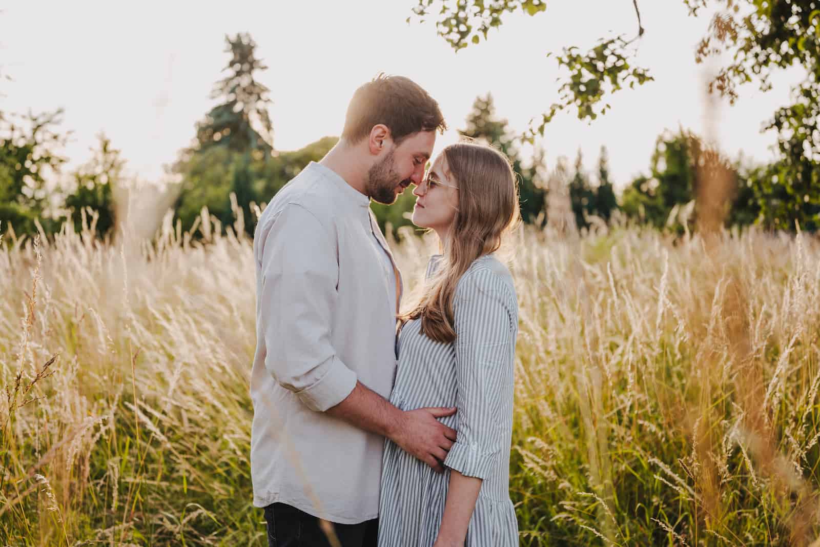 Paar beim Fotoshooting in Neckarsulm, aufgenommen vom Hochzeitsfotografen Niklas Hesser