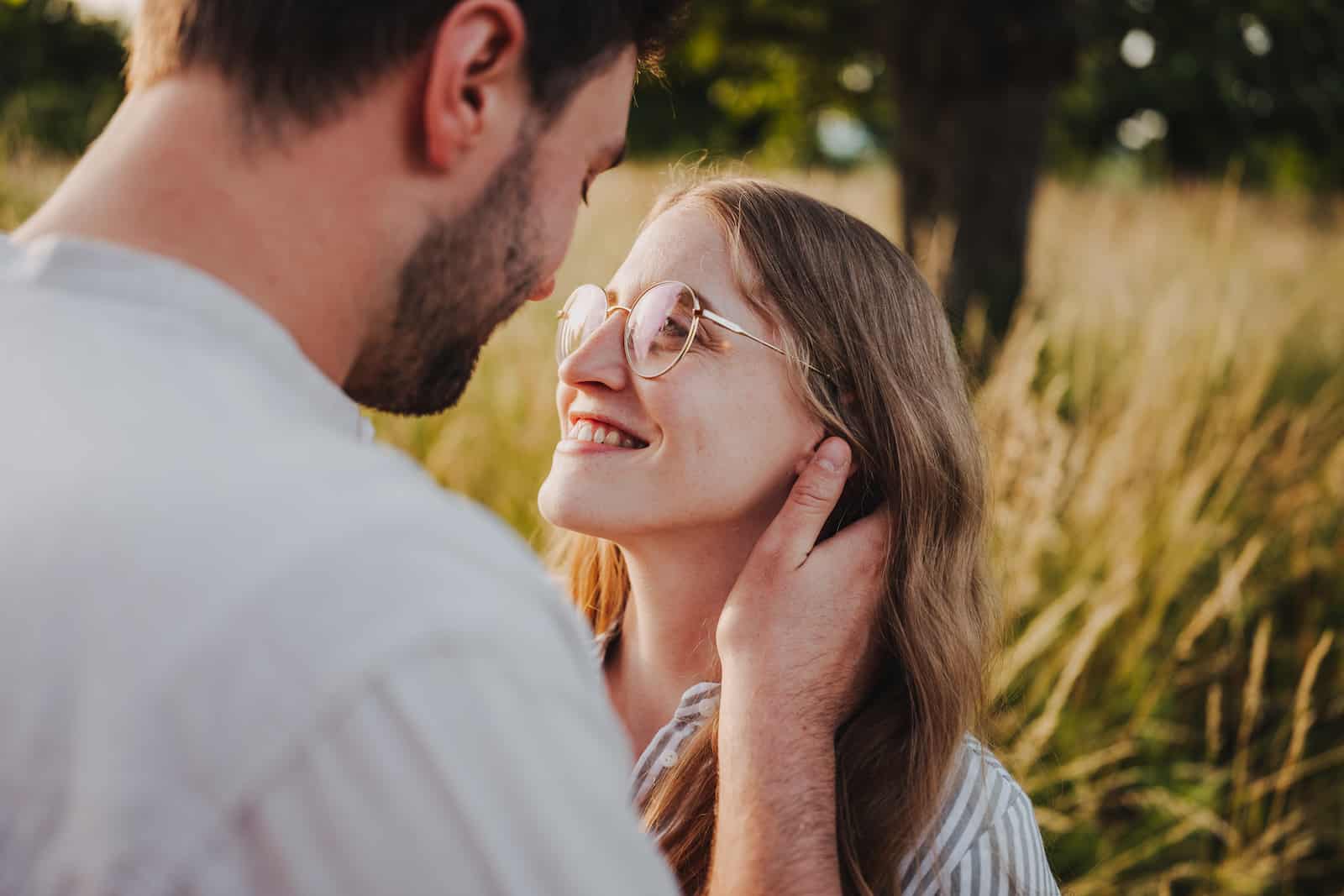 Paar-Fotoshooting in Neckarsulm bei Sonnenuntergang, festgehalten vom Fotografen Niklas Hesser.