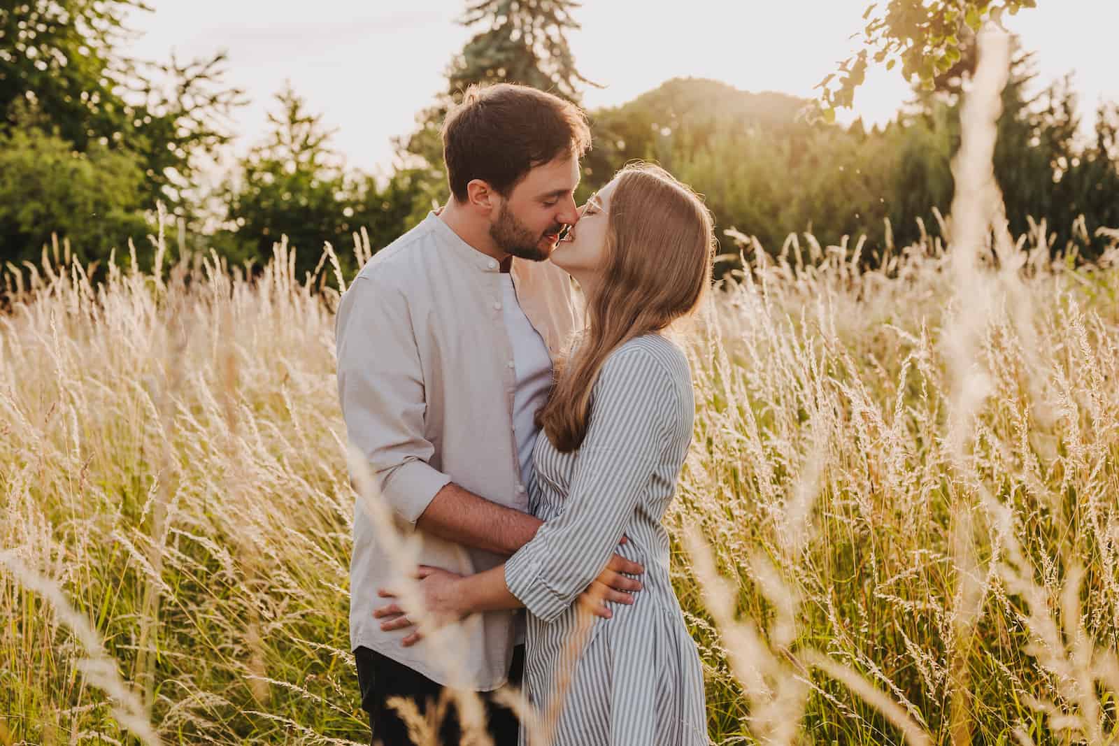 Romantisches Paarshooting in Neckarsulm bei Sonnenuntergang, fotografiert vom Eventfotografen Niklas Hesser.