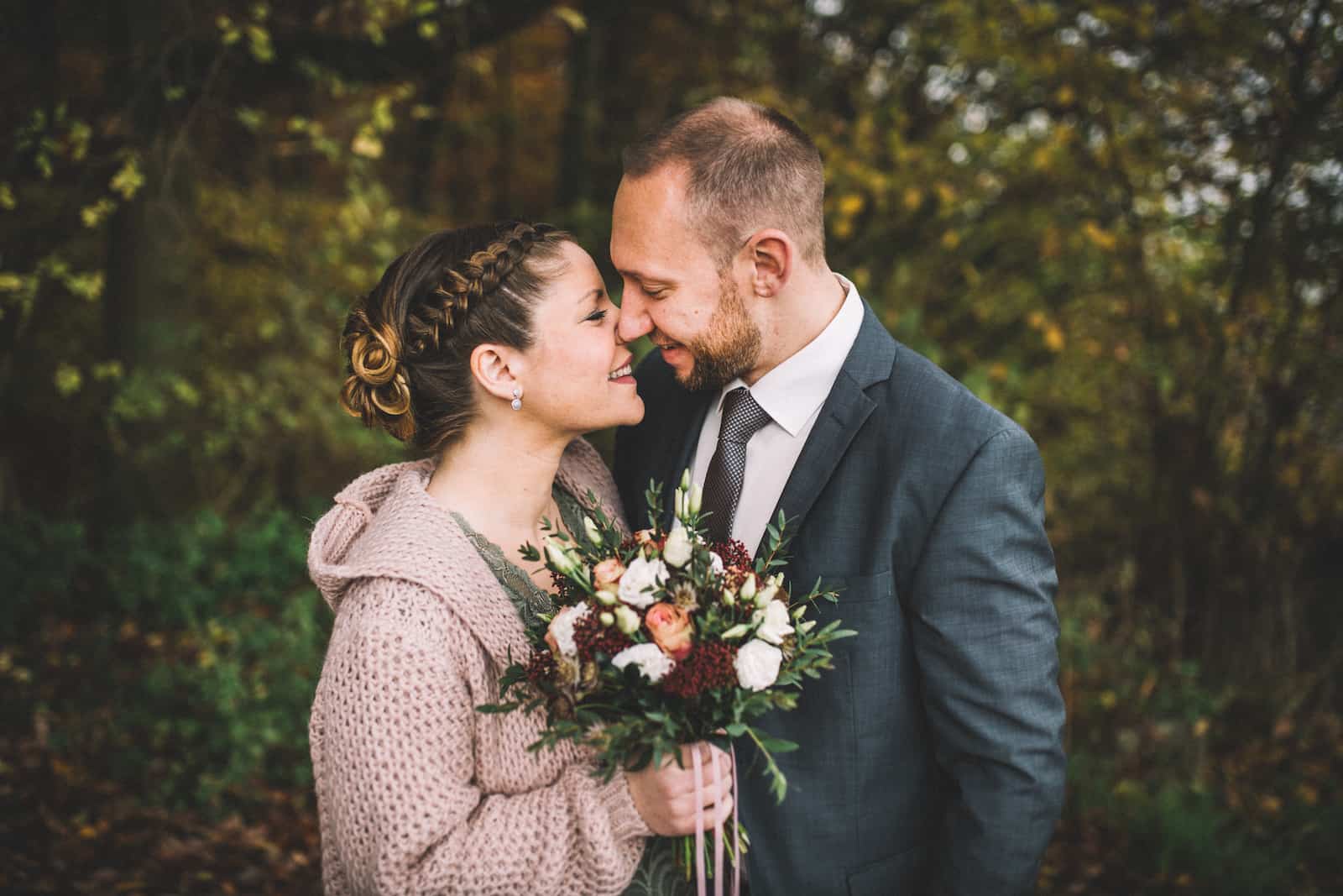 Emotionales Standesamt Shooting in Erlenbach mit Brautpaar im Herbst