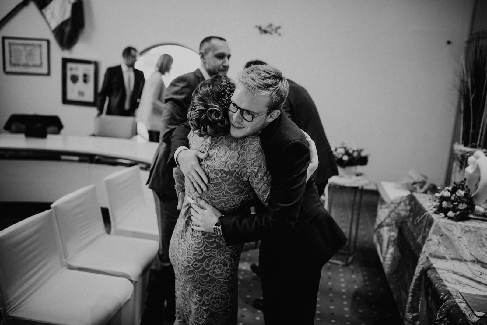 Emotionaler Moment bei der Standesamt Fotografie in Erlenbach, eingefangen vom Hochzeitsfotografen Niklas Hesser.