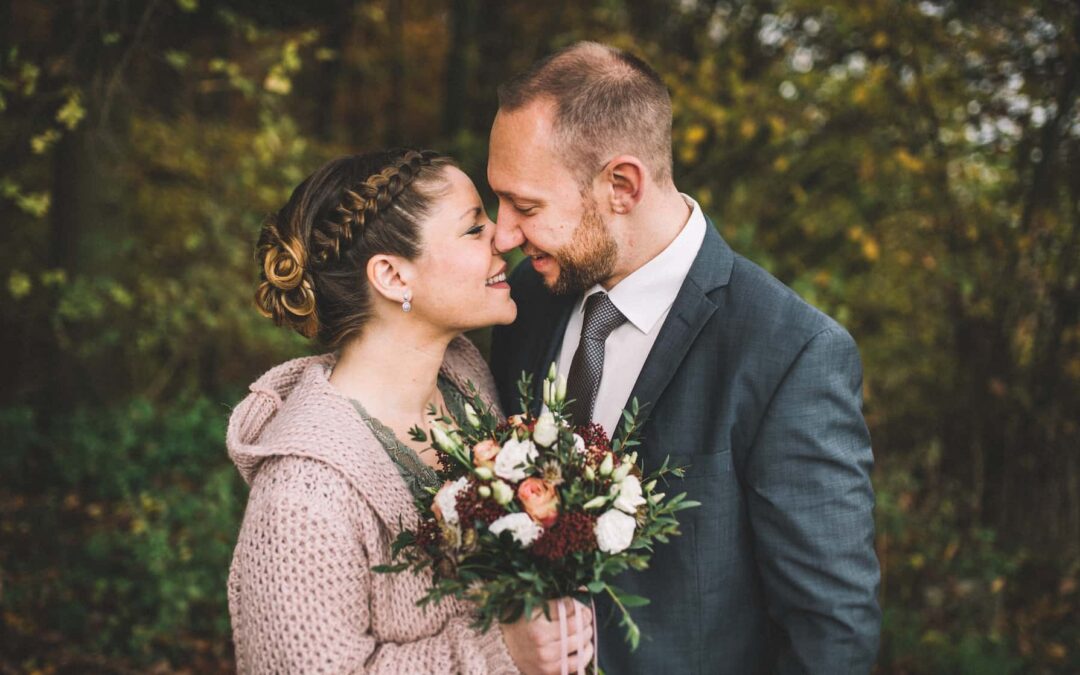 Standesamt Fotografie in Erlenbach: Ein Brautpaar in inniger Umarmung im Freien