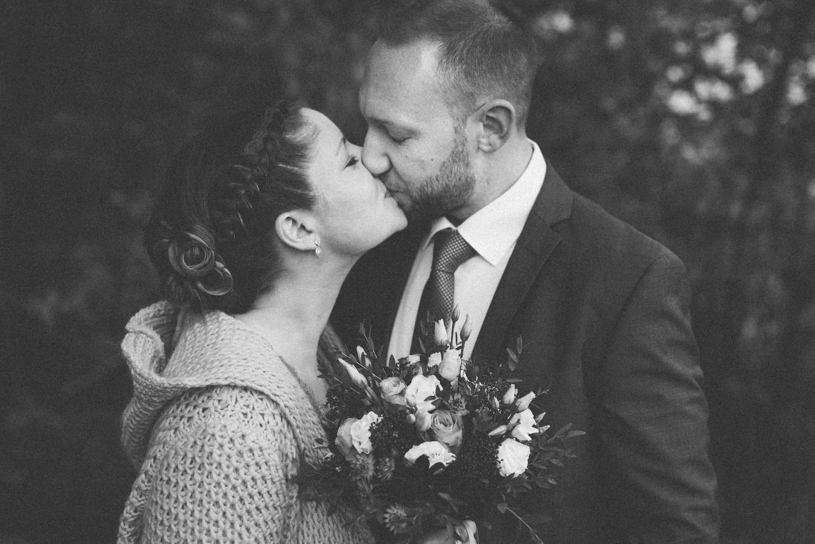 Emotionaler Kuss eines Paares bei der Standesamt Fotografie in Erlenbach