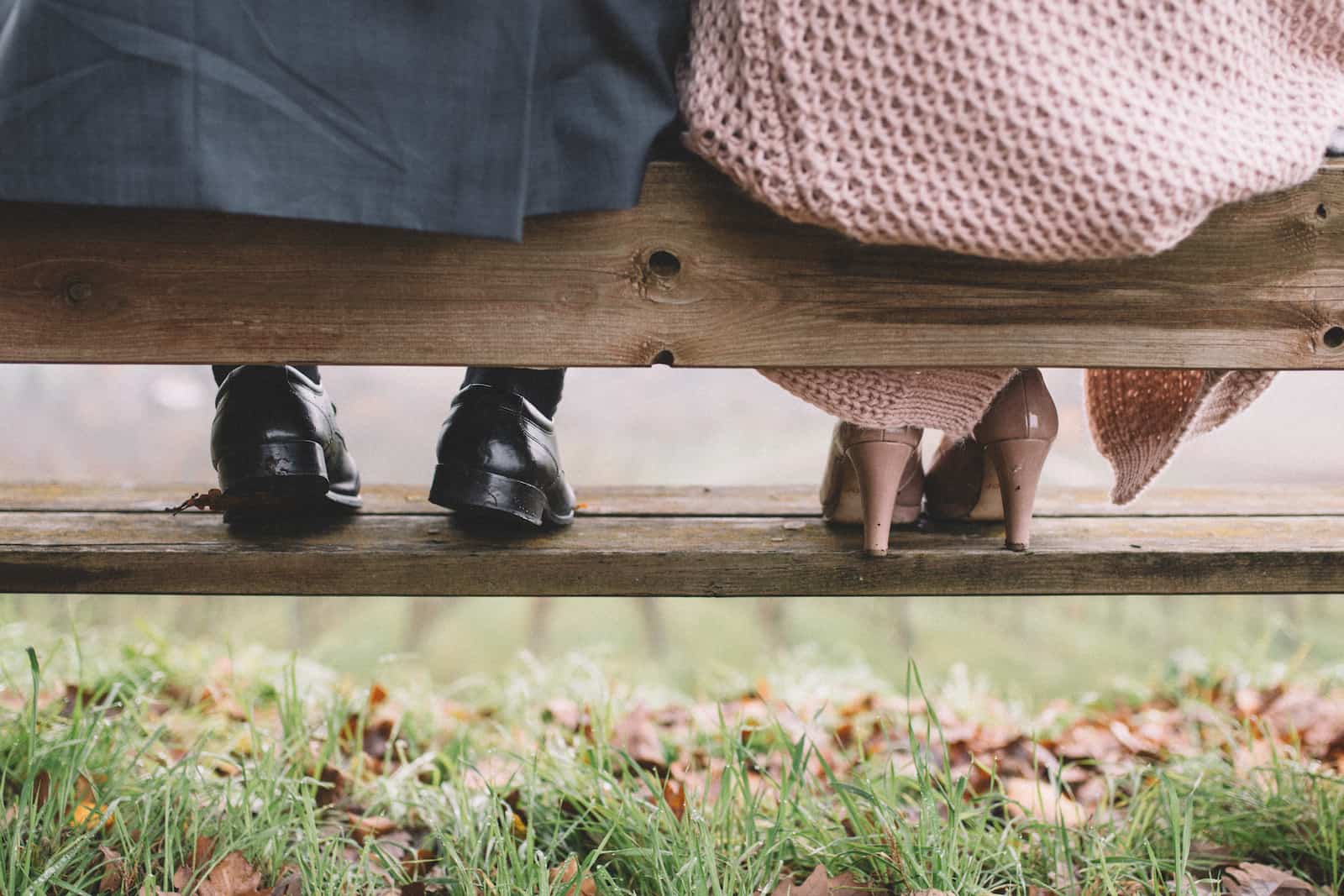 Detailaufnahme von Schuhen eines Brautpaares bei der Standesamt Fotografie in Erlenbach