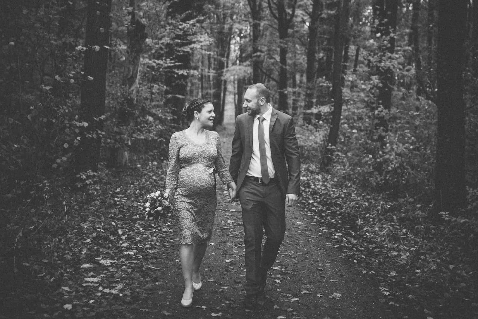 Ein Paar im Wald nach der standesamtlichen Trauung in Erlenbach, fotografiert vom Standesamt Fotografen Niklas Hesser.