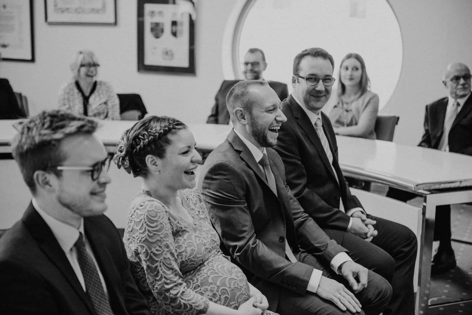 Standesamt Fotografie in Erlenbach, lachende Gäste bei der Trauung