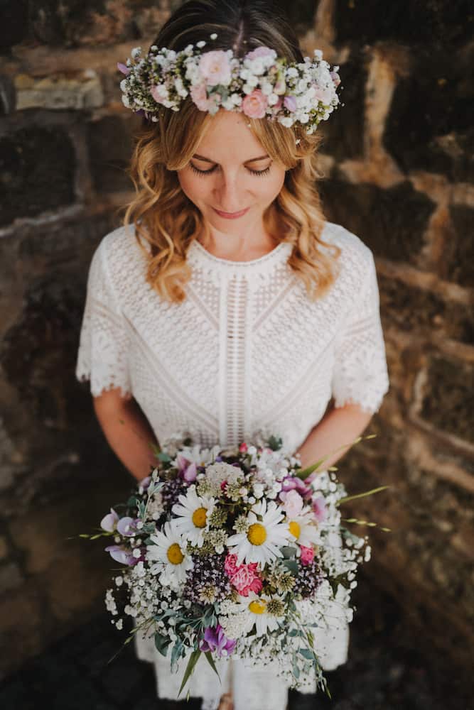 Braut mit Blumenkranz und Brautstrauß bei der Standesamt Fotografie in Lauffen am Neckar