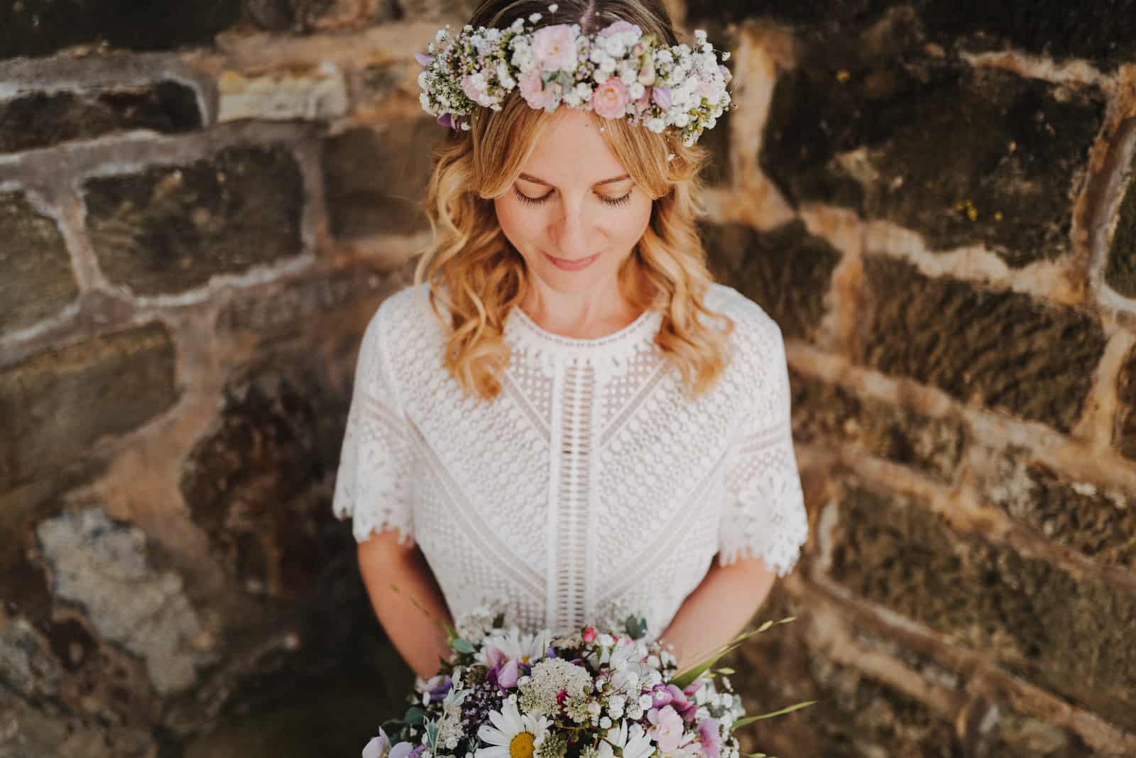 Standesamt Fotografie in Lauffen am Neckar: Braut mit Blumenkranz und Strauß