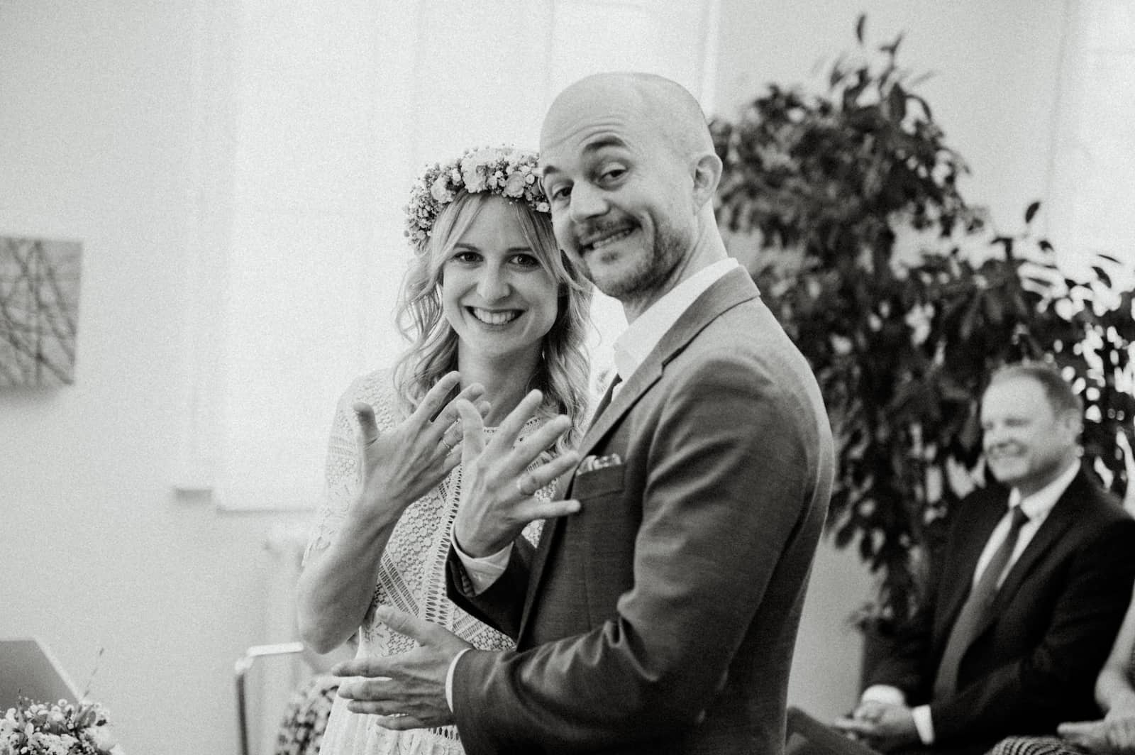 Standesamt Fotografie in Lauffen am Neckar, Brautpaar zeigt Eheringe