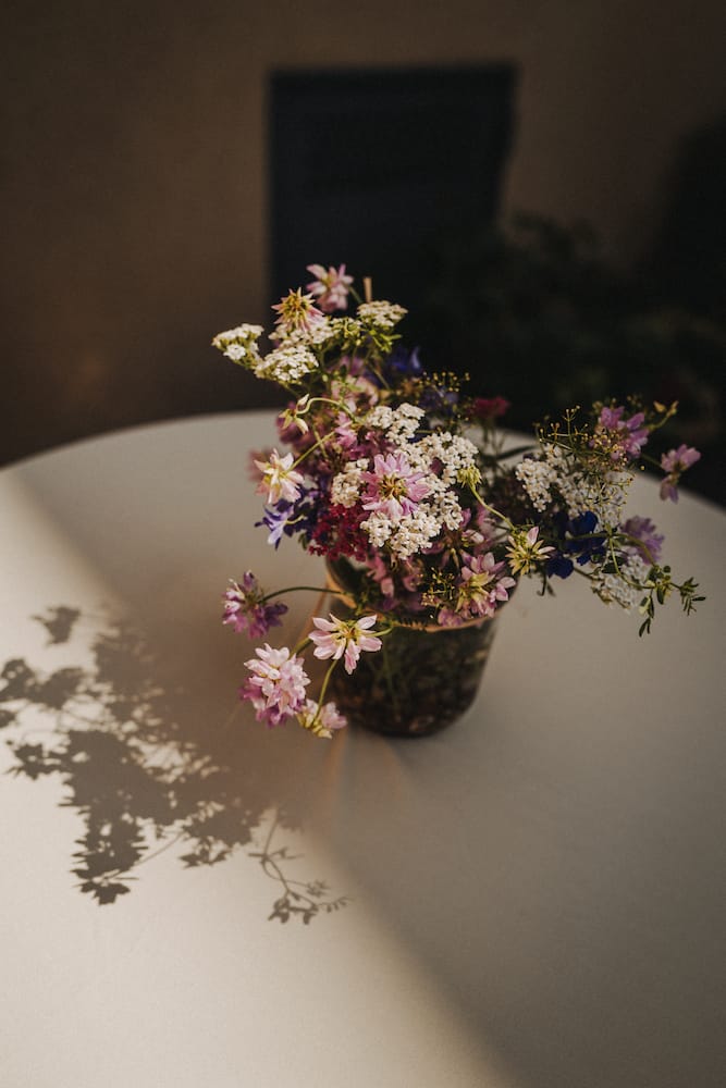 Blumenarrangement bei einer Standesamt Fotografie in Lauffen am Neckar