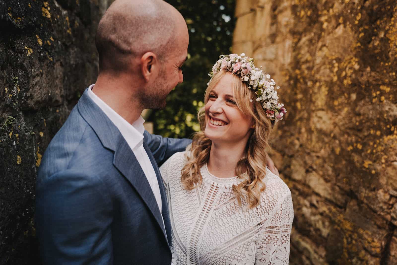 Standesamt Fotografie in Lauffen am Neckar, Brautpaar lächelnd