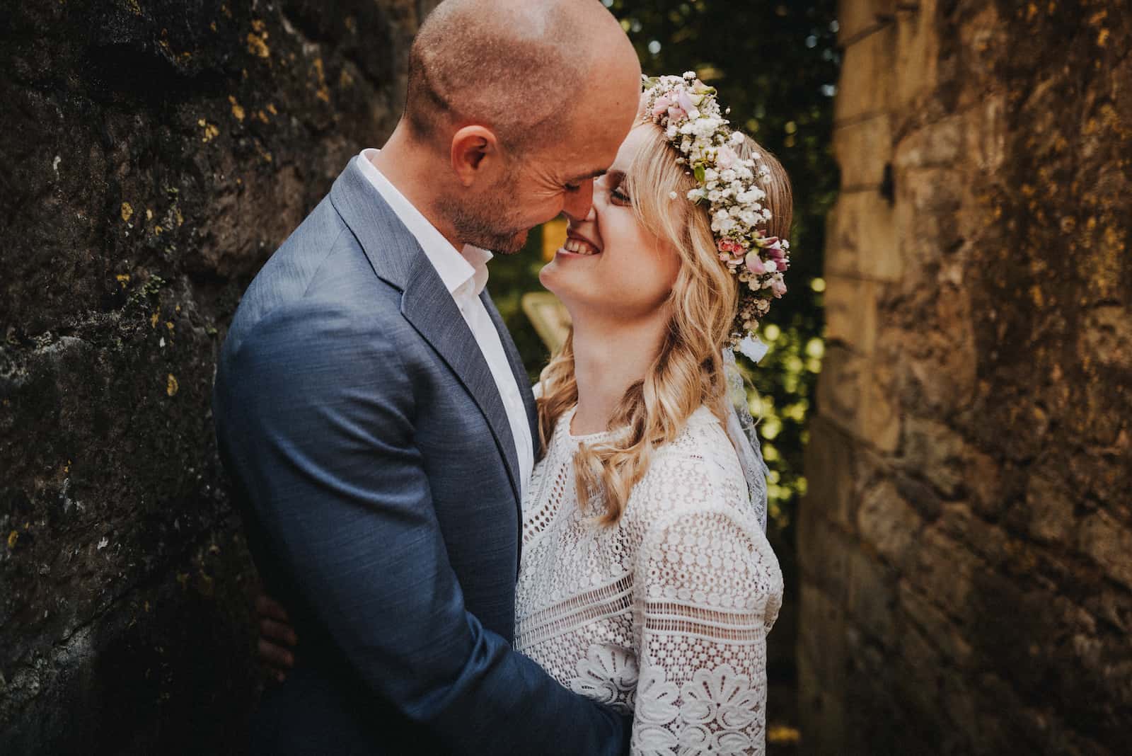 Romantische Standesamt Fotografie in Lauffen am Neckar, aufgenommen vom Hochzeitsfotografen Niklas Hesser.
