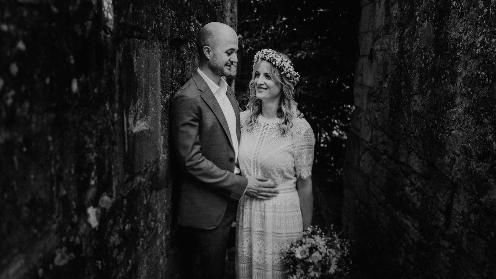 Standesamt Fotografie in Lauffen am Neckar, Paar in romantischer Pose